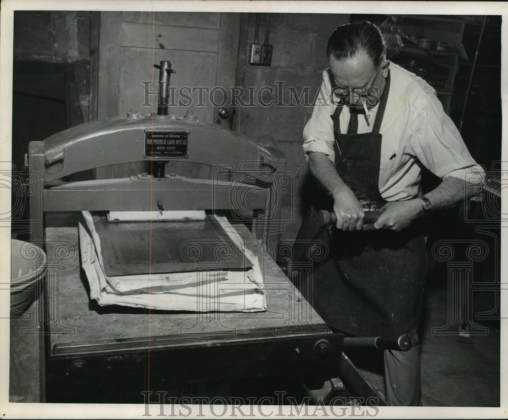 1961 Press Photo Paper was put on top of the stone and backed up - Historic Images