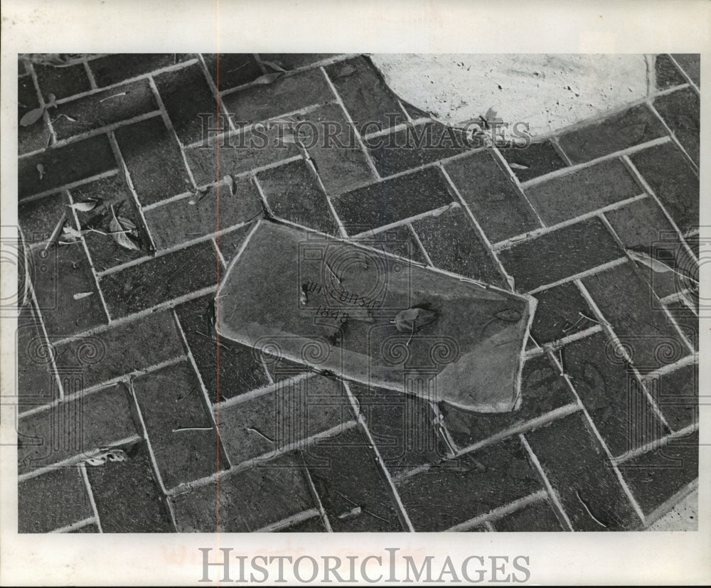 1976 Press Photo Wisconsin&#39;s piece of granite at WH Brady Co - mja04661