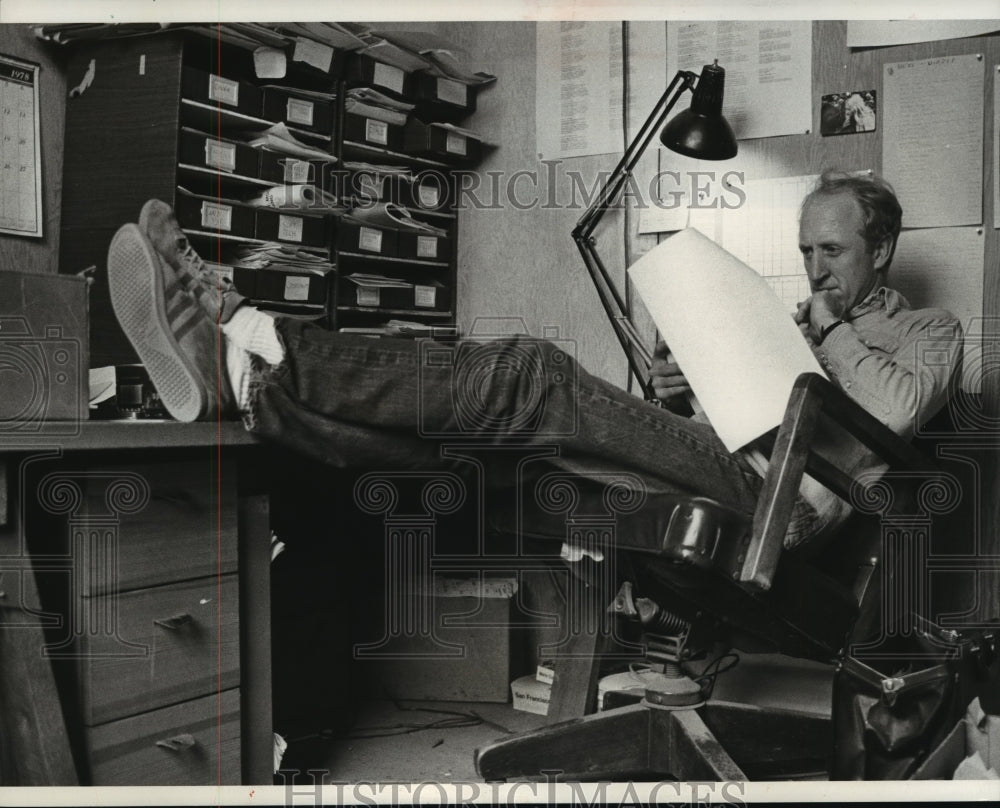 1978 Press Photo Publisher Stewart Brand carries on business in his SF office- Historic Images