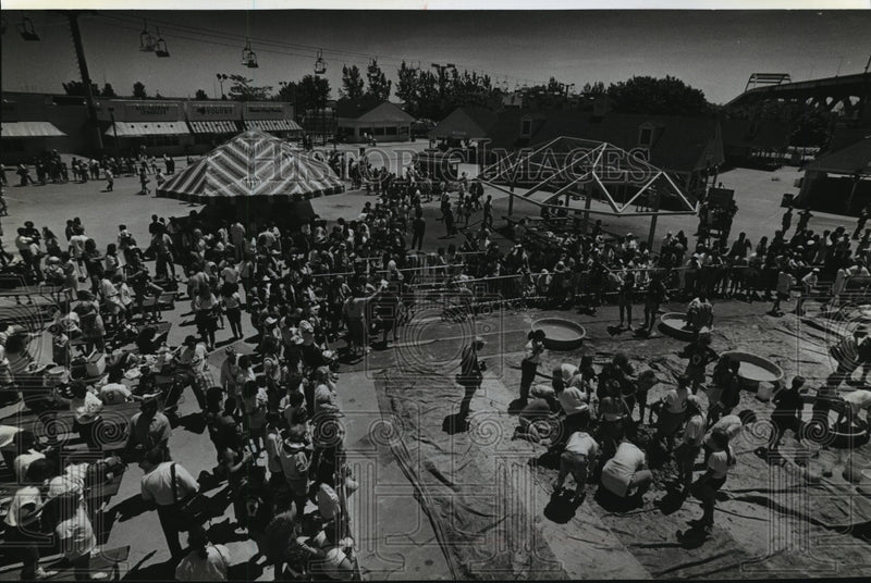 Load image into Gallery viewer, 1989 Press Photo People waiting in line at the Summerfest grounds - mja04670
