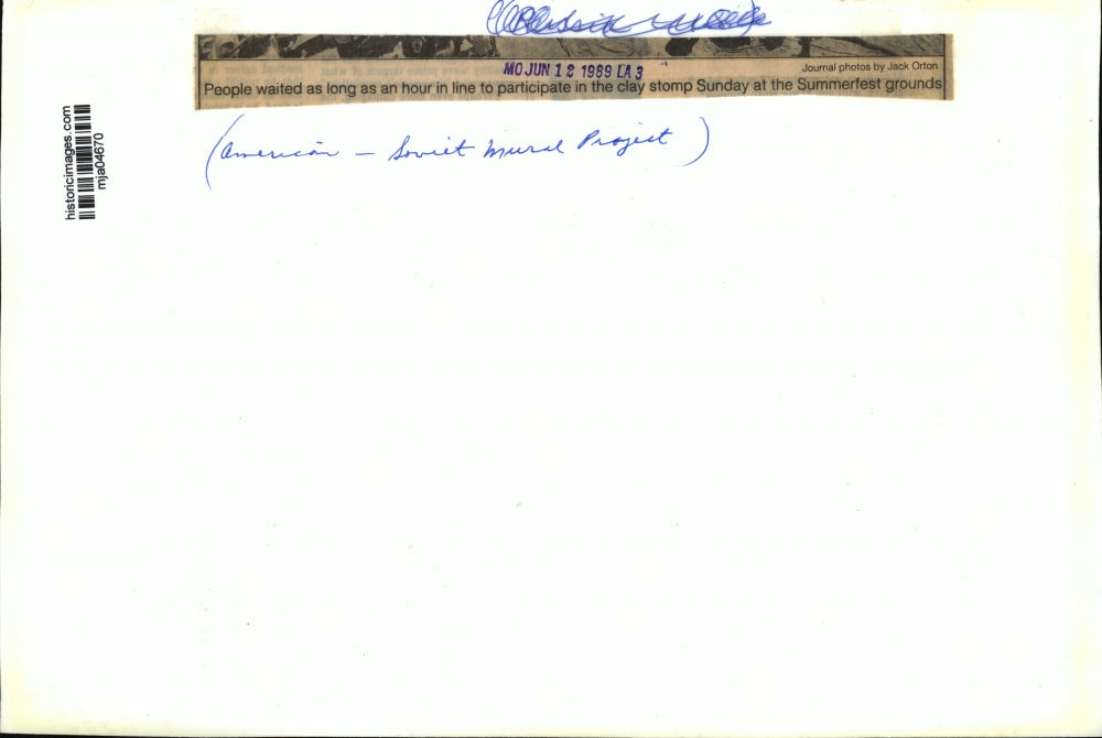 1989 Press Photo People waiting in line at the Summerfest grounds - mja04670