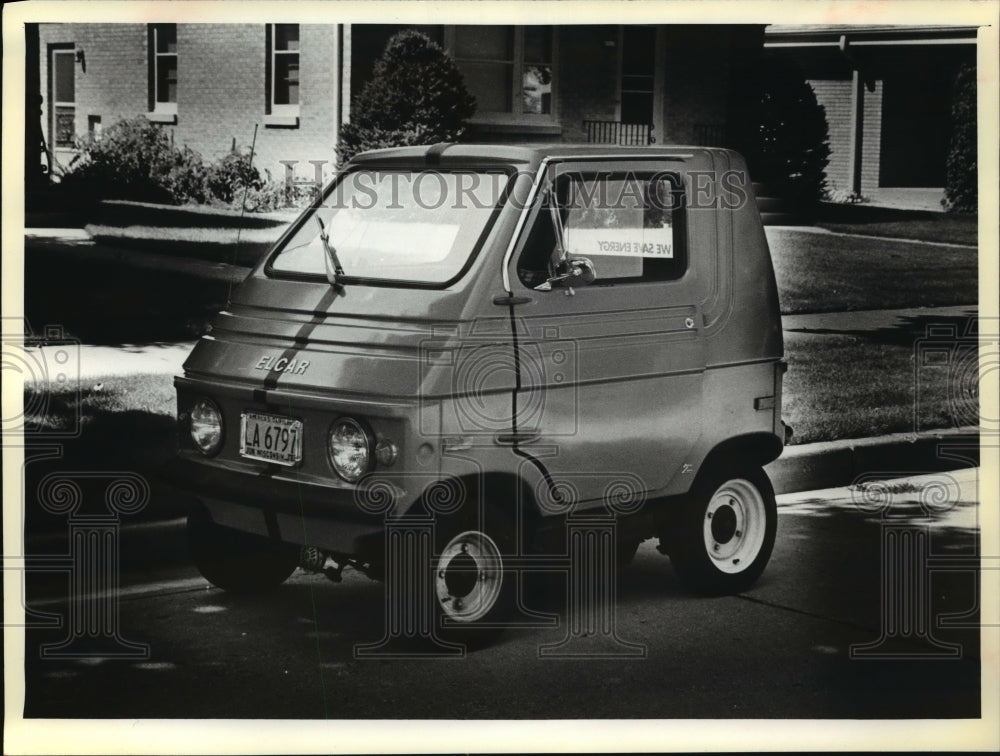 1980 Press Photo Milwaukeean Robert Jean owns this tiny electric car- Historic Images