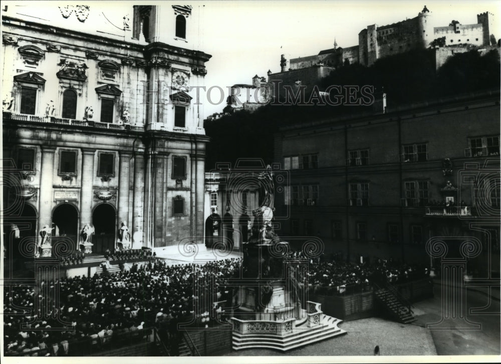 1992 Press Photo An audience enjoys the open air stage performance of &quot;Everyman&quot;- Historic Images