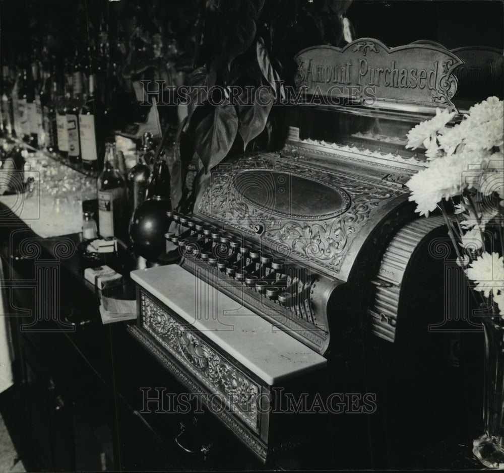 1982 Press Photo The old cash register jingles at the End of the Line- Historic Images