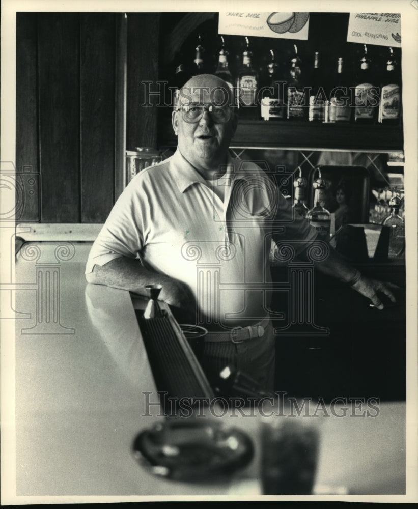 1967 Press Photo Binky&#39;s Cocktail Bar owner Florian Bink stood at the bar- Historic Images