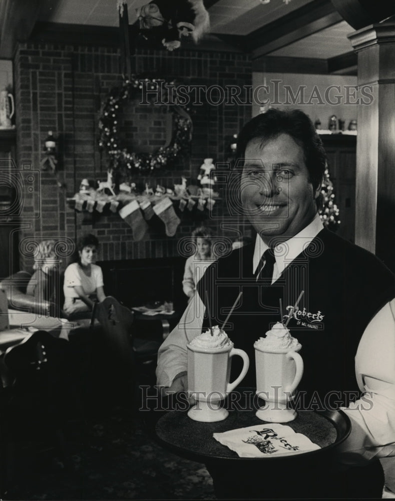 1988 Press Photo Robert Krause creates a convivial atmosphere at Robert&#39;s- Historic Images