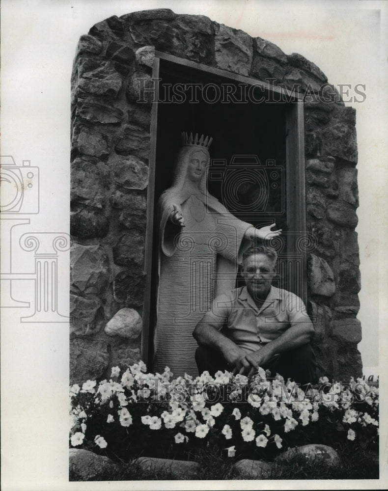1969 Press Photo Joe Barta posed with a statue of Virgin Mary outside his museum