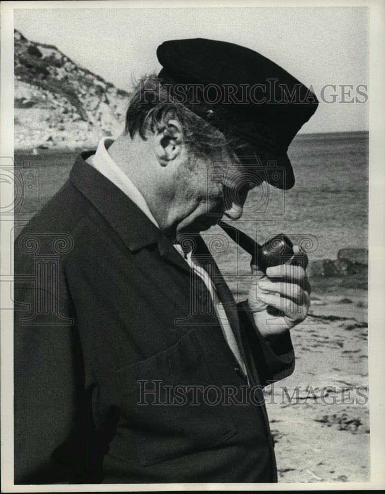 1972 Press Photo West German Chancellor Willy Brandt walks alone - mja04943