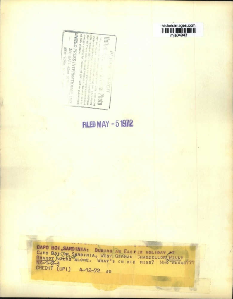 1972 Press Photo West German Chancellor Willy Brandt walks alone - mja04943