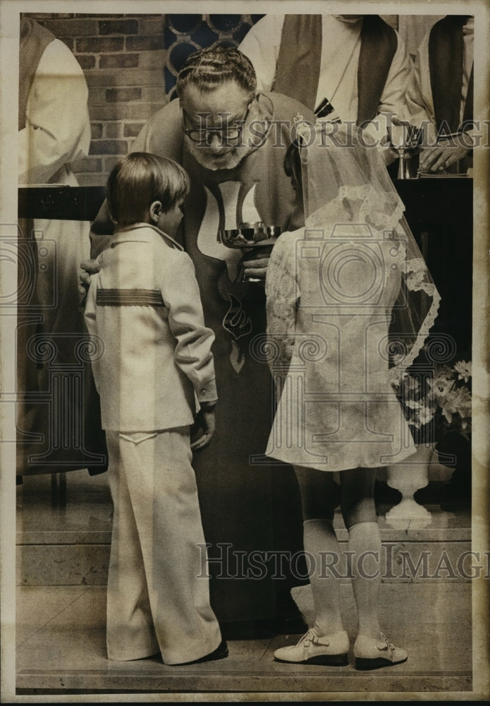 1977 Press Photo Timothy and Patricia Brennan with Father Henry F. Brennan Jr.- Historic Images