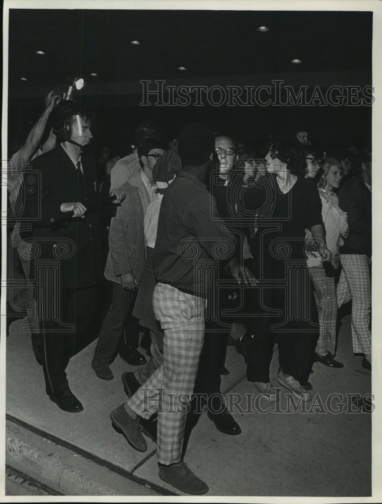 Load image into Gallery viewer, 1971 Press Photo Spiro T. Agnew in a demonstration in Milwaukee - mja05028
