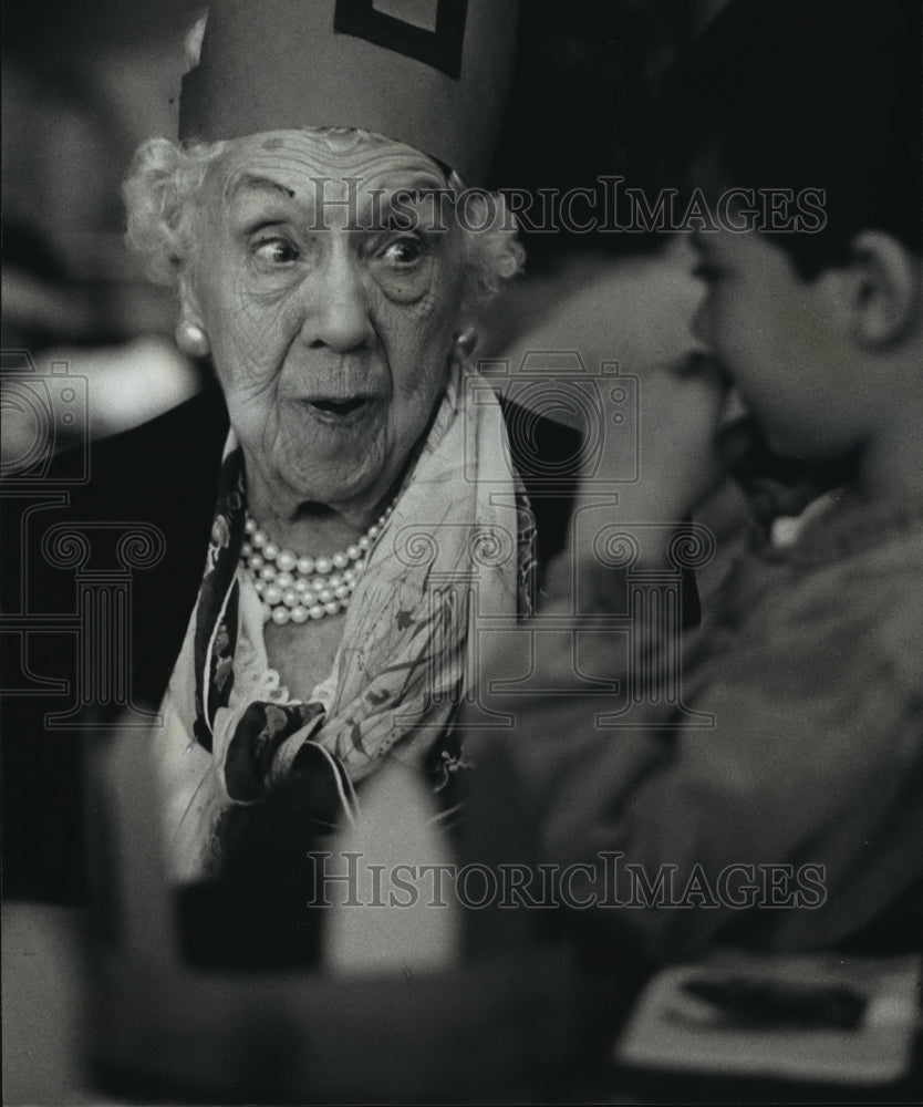 1989 Press Photo Edna Dix wears a Pilgrim style has as she plays w/ Ali Saffania- Historic Images