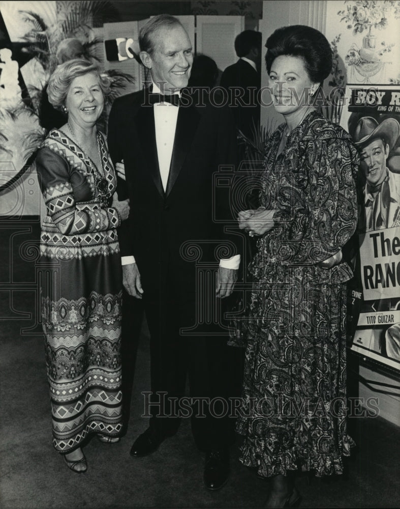 1985 Press Photo Bob &amp; Deanna Braeger w/ Martha Hoffer, pres Welfare Aux- Historic Images