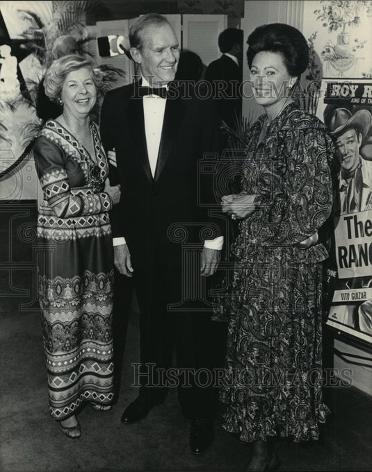 1985 Press Photo Bob & Deanna Braeger w/ Martha Hoffer, pres Welfare Aux- Historic Images