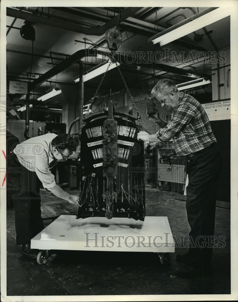 Load image into Gallery viewer, 1978 Press Photo Ed Mleczco(L) &amp; Vern Godfredsen, two Allen-Bradley employees
