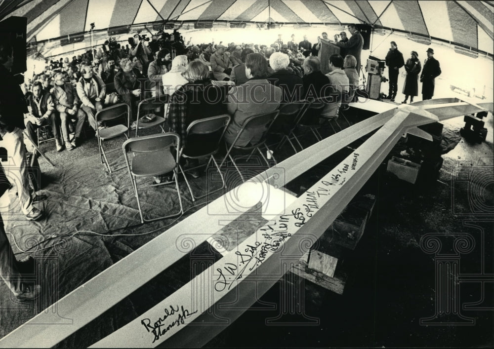 1988 Press Photo Last beam was autographed by construction workers at Bradley Cn- Historic Images