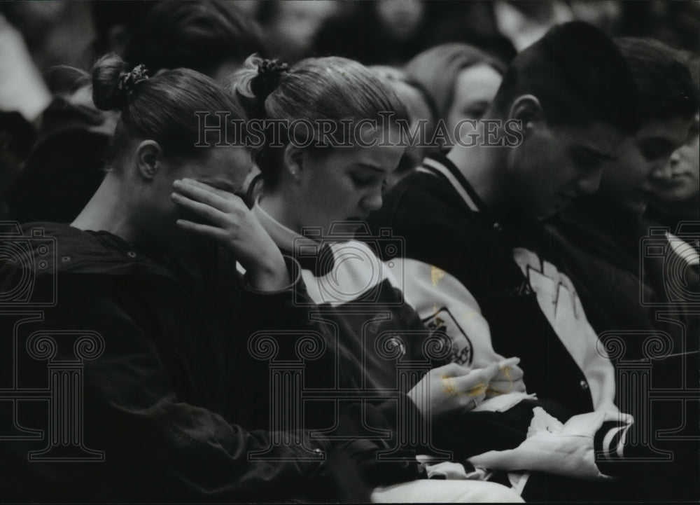 1993 Press Photo Wauwatosa West High Students Mourn Death of Dale Breitlow- Historic Images