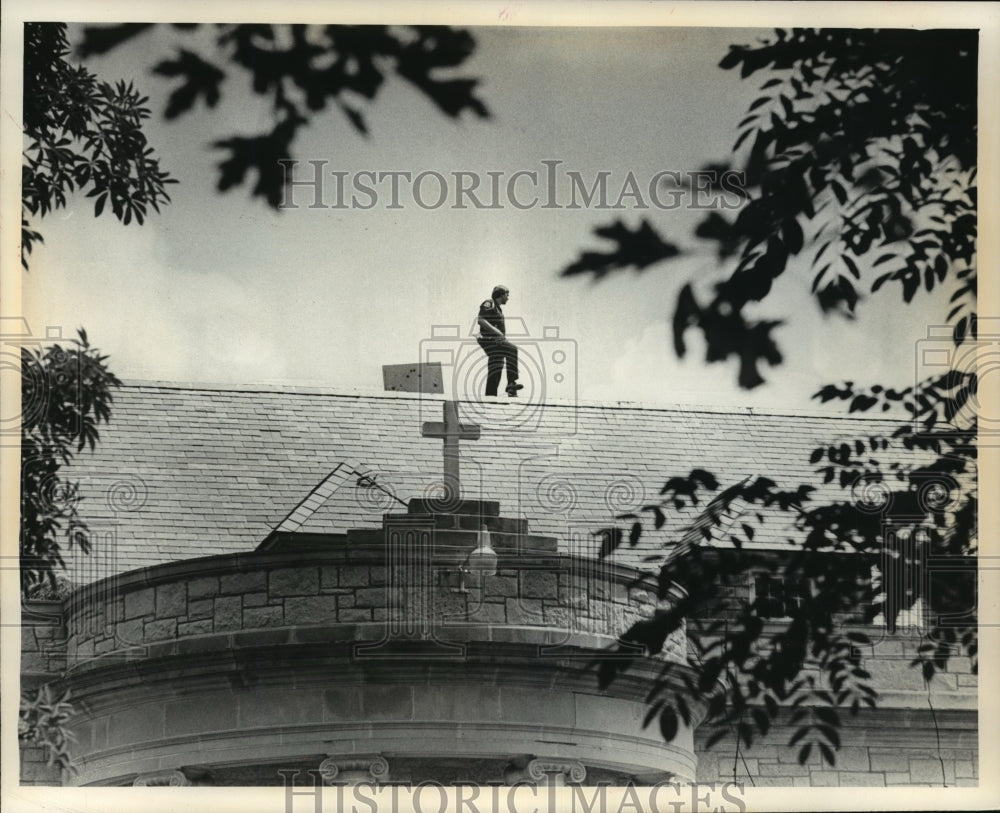 1975 Press Photo Security Guard watch over the Alexian Brothers Novitiate- Historic Images