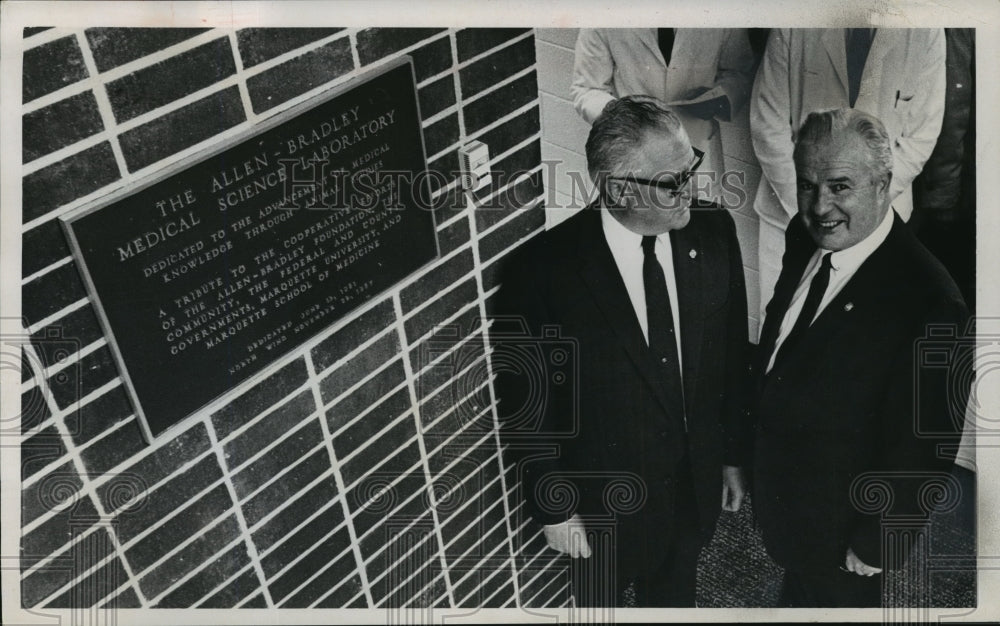 1967 Press Photo Arloe Paul, president of the Allen-Bradley Co at Medical lab