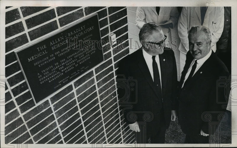 Load image into Gallery viewer, 1967 Press Photo Arloe Paul, president of the Allen-Bradley Co at Medical lab
