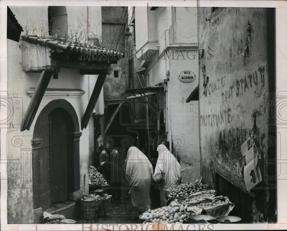 1955 Press Photo Veiled woman shop for food in the street of Algiers