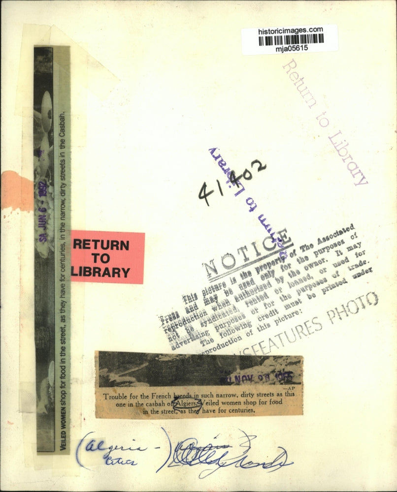 1955 Press Photo Veiled woman shop for food in the street of Algiers