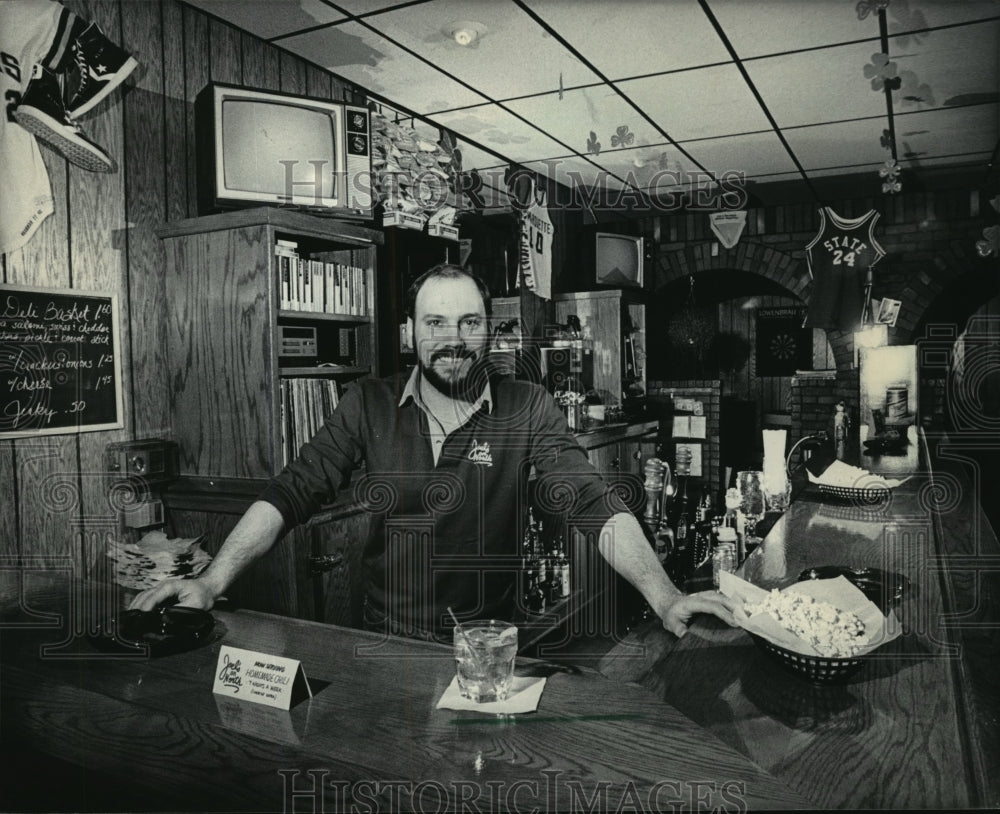 1984 Press Photo Joel Jaster, owner of Joel&#39;s Pub- Historic Images