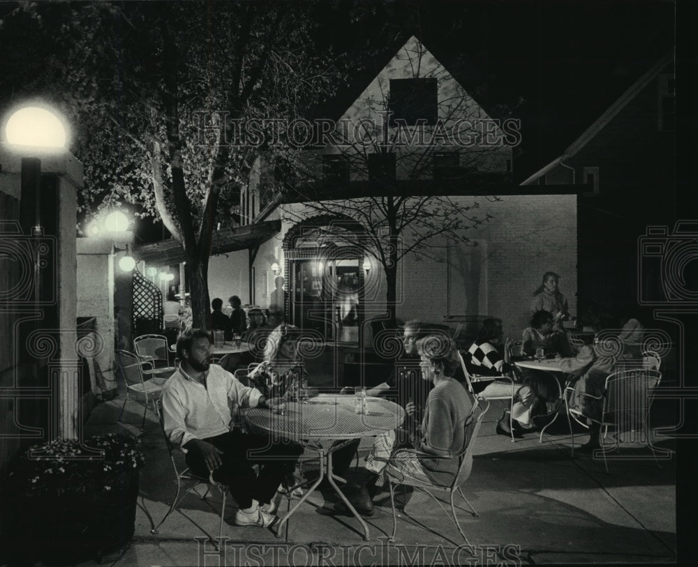 1987 Press Photo The outdoor patio is a big attraction at The Tracks - Historic Images