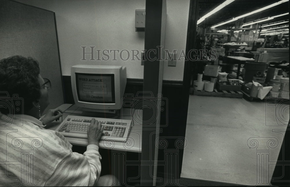 1992 Press Photo Carol Diouhy Uses Computer at New Learning Center W.H. Brady Co- Historic Images