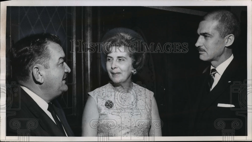 1968 Press Photo Rep Zablocki, D-Wis, chatted with Mrs Ralph Branden- Historic Images