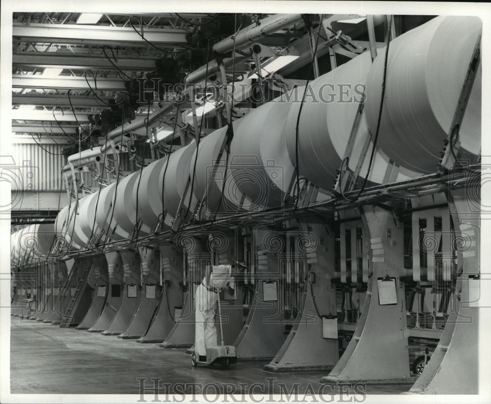 1975 Press Photo Kleenex facial tissue prod, Kimberly-Clark Corp mill in Neenah- Historic Images