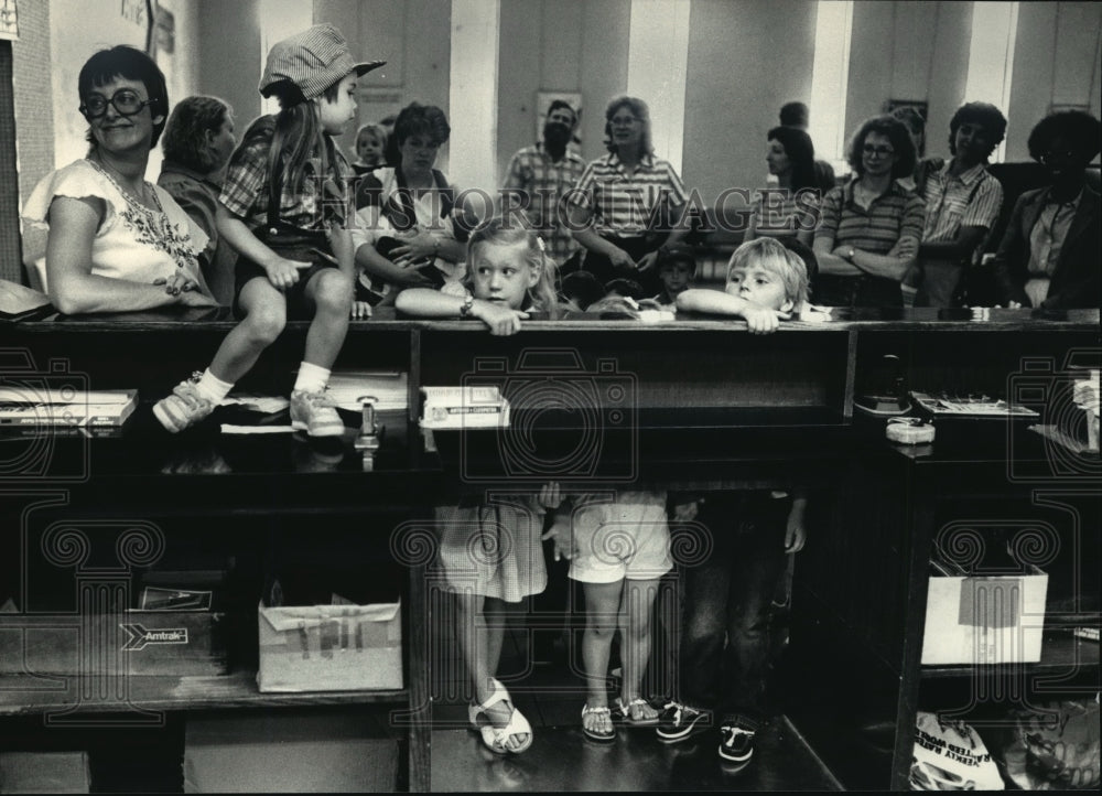 1986 Press Photo Kids on Tour began their visit to the Amtrak Station - Historic Images