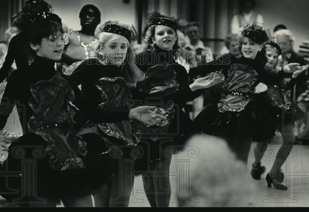 1985 Press Photo Members of the Kids Korps performed at Alexian Village- Historic Images