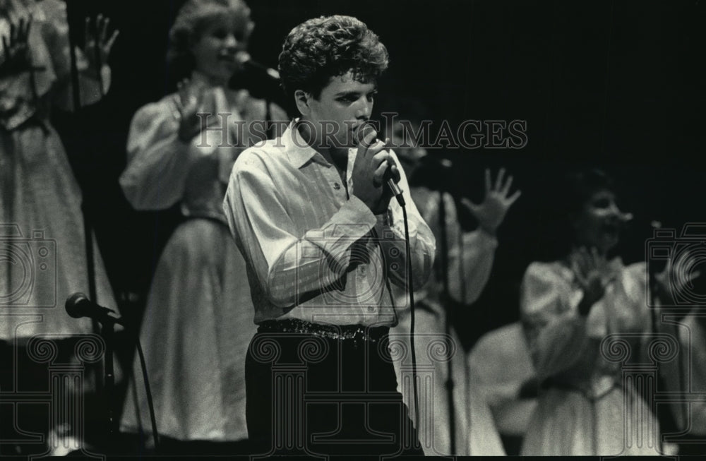 1986 Press Photo Kids from Wisconsin&#39;s Brian Best &amp; cast members sang some songs- Historic Images