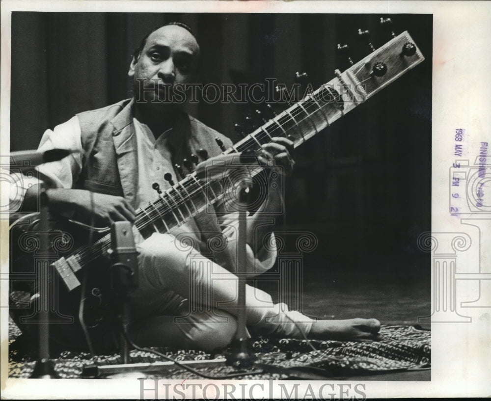 1968 Press Photo Istad Ghulamhusian Khan, a leading sitar player in India