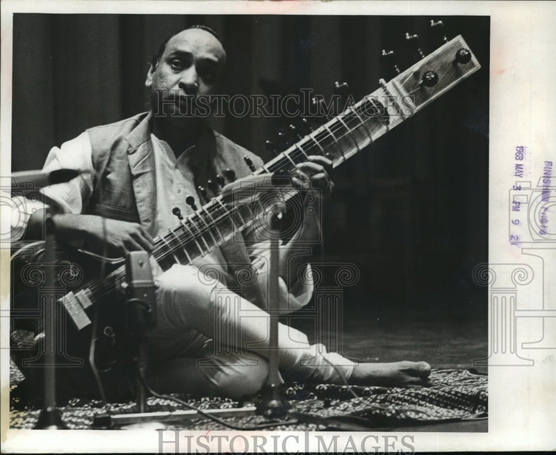 Load image into Gallery viewer, 1968 Press Photo Istad Ghulamhusian Khan, a leading sitar player in India
