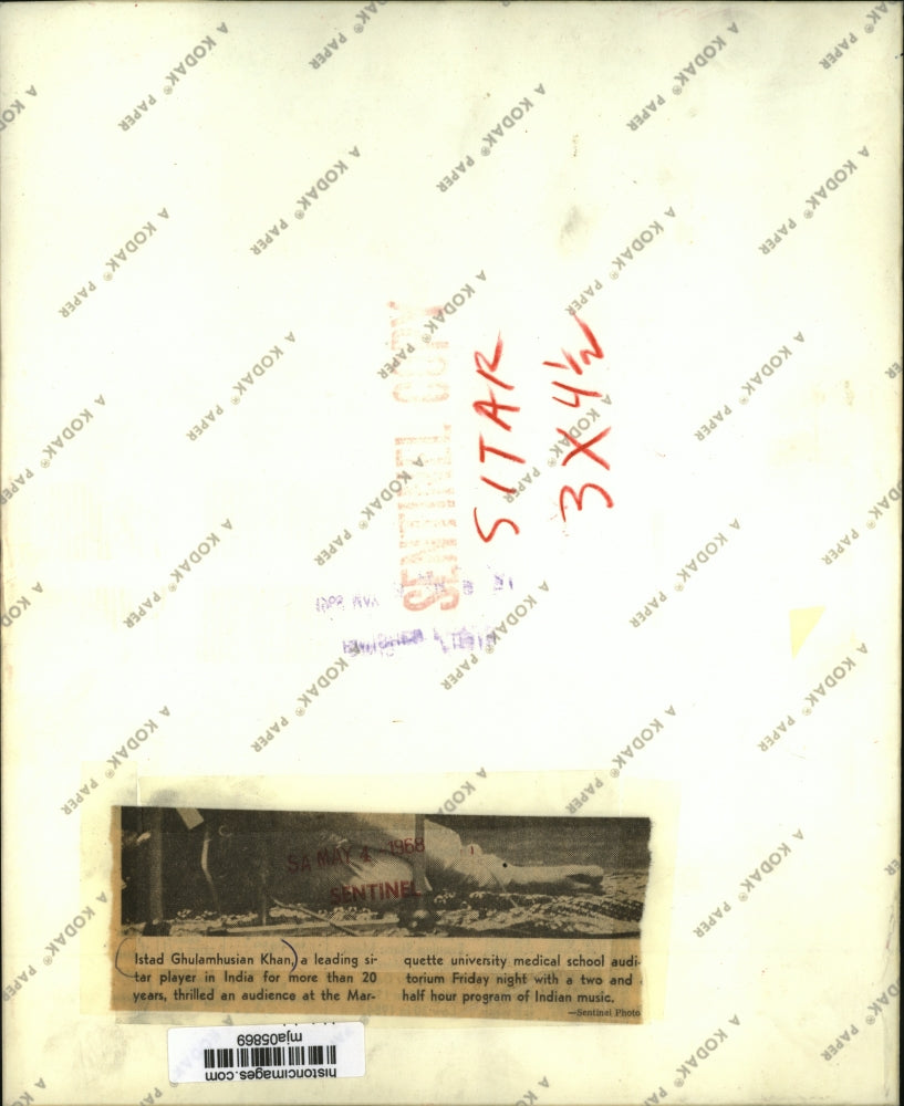 1968 Press Photo Istad Ghulamhusian Khan, a leading sitar player in India