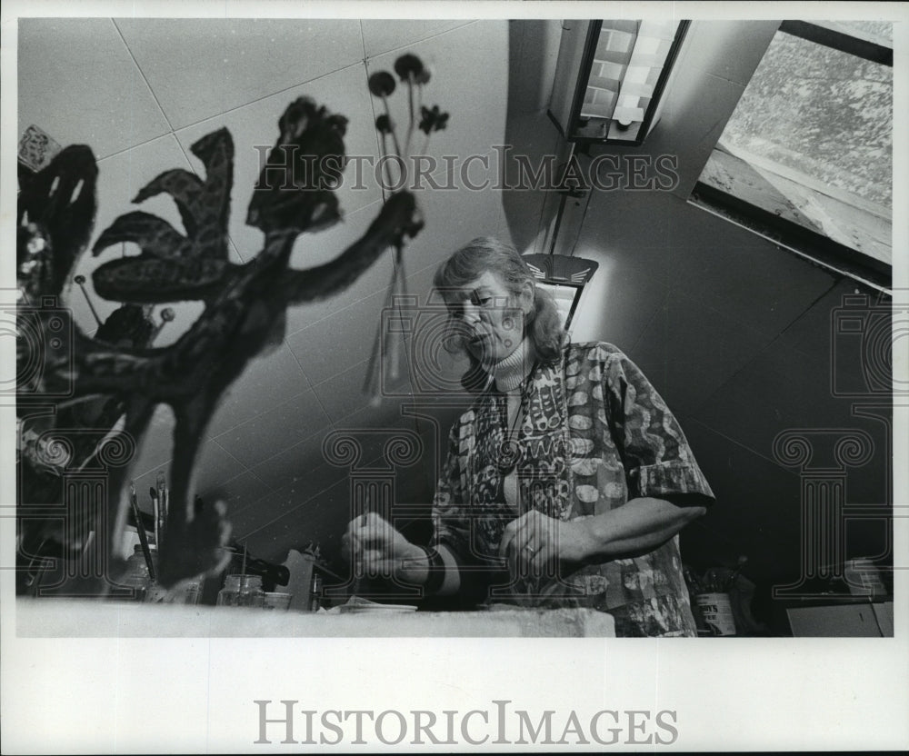 1976 Press Photo Artist Pat Aiken, working in her studio in Delafield, Wisconsin
