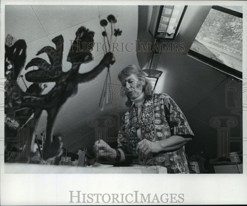Load image into Gallery viewer, 1976 Press Photo Artist Pat Aiken, working in her studio in Delafield, Wisconsin
