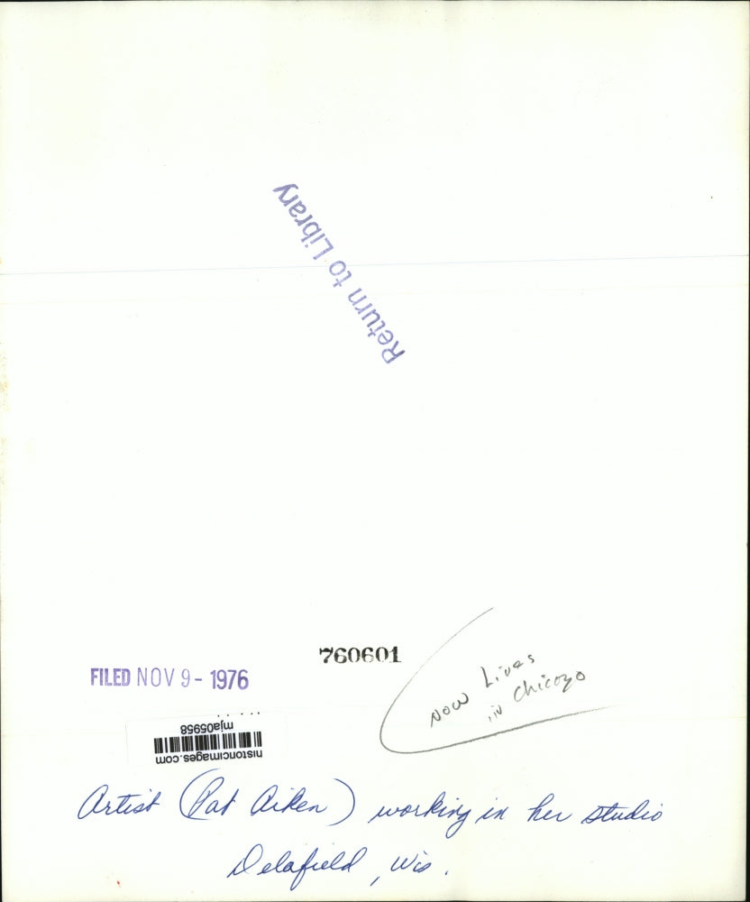 1976 Press Photo Artist Pat Aiken, working in her studio in Delafield, Wisconsin