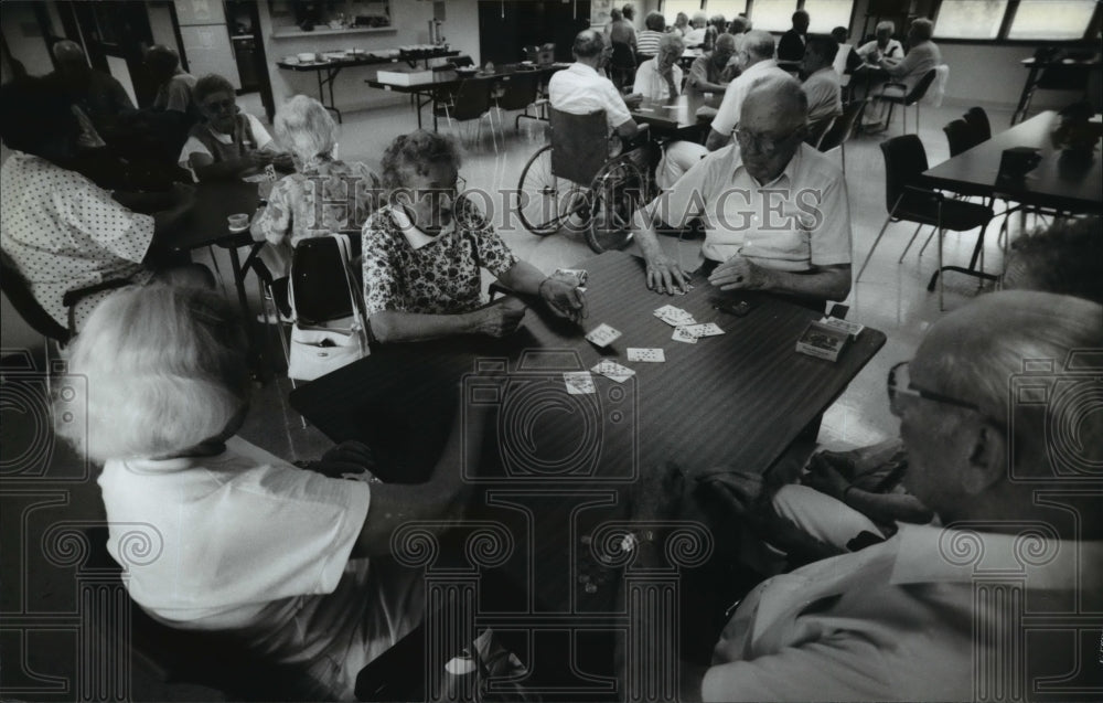 1994 Press Photo The OASC Card Club at the Oconomowoc Area Senior Center- Historic Images