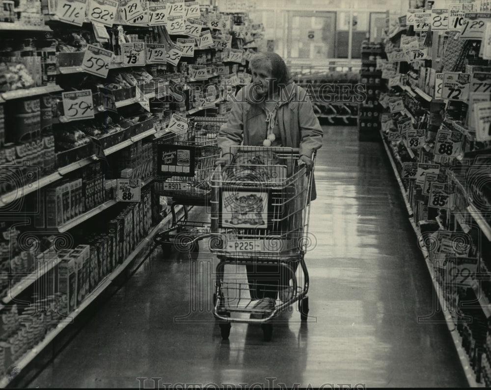 1984 Press Photo Ann Tobin of Bechwer Court Rides Elder Care Bus to Shop- Historic Images