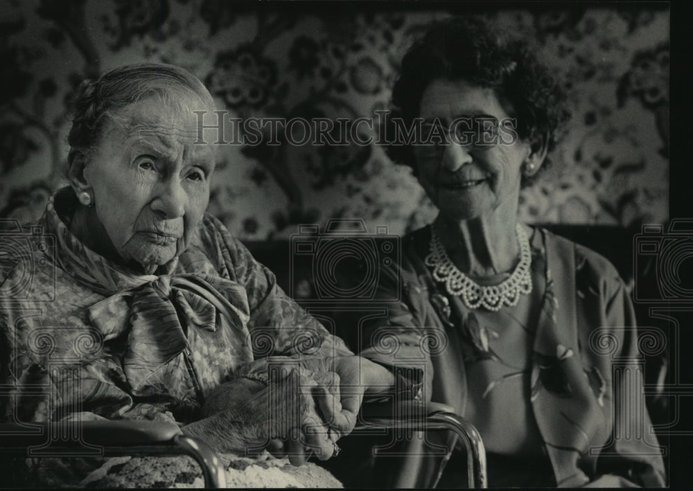 1985 Press Photo Margaret Hill on 108th Birthday with Nora Schmidt in Milwaukee- Historic Images