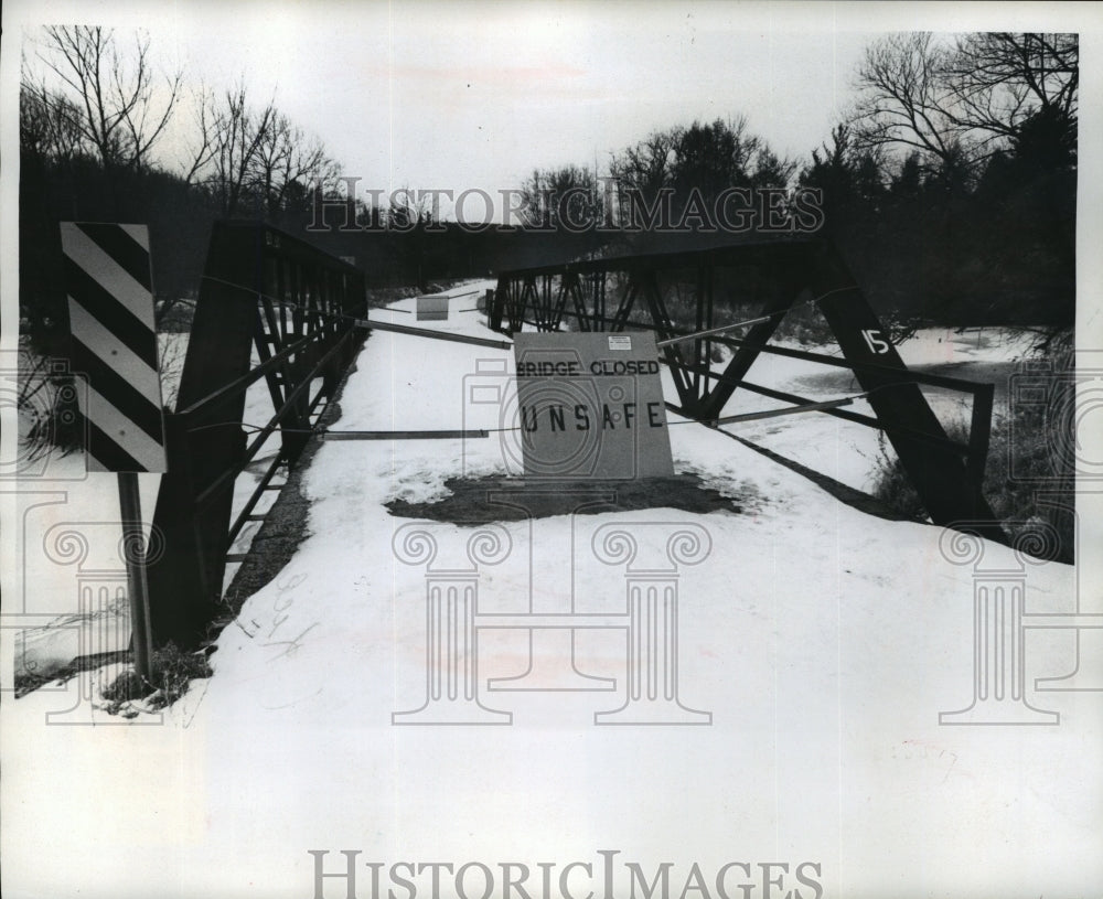 1977 Press Photo View of Bridge Closed on Old Highway 131 Due to Construction