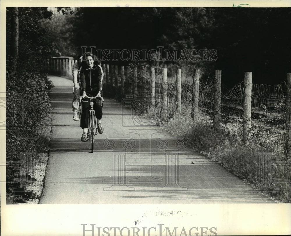 1981 Press Photo Bikes moved along the Estabrook Park bike path- Historic Images