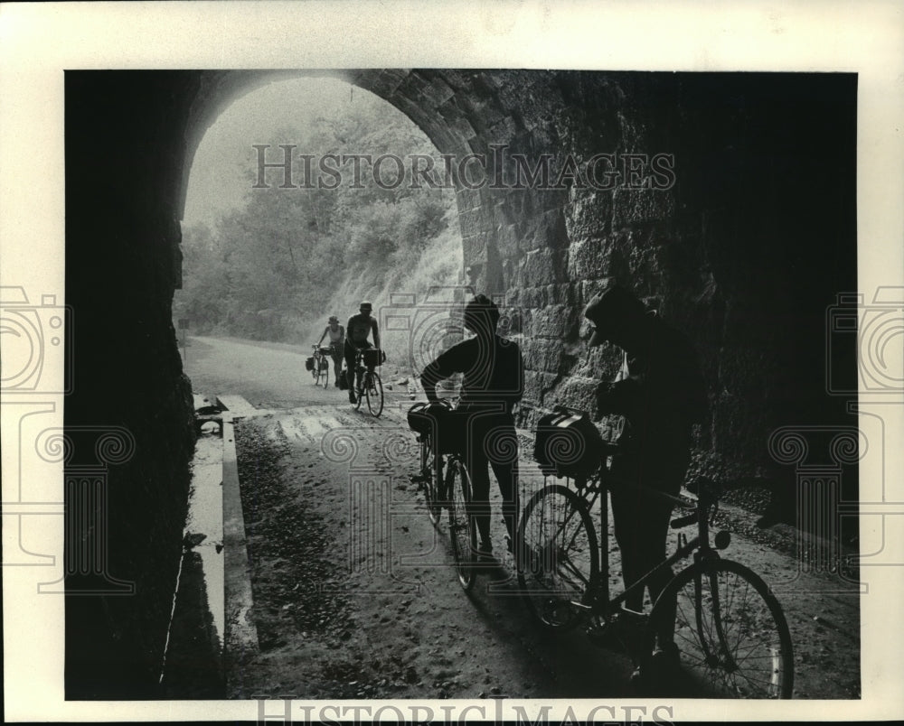 1985 Press Photo Cyclist Tom and Barbara Sitkiewitz on Elroy-Sparta Trail