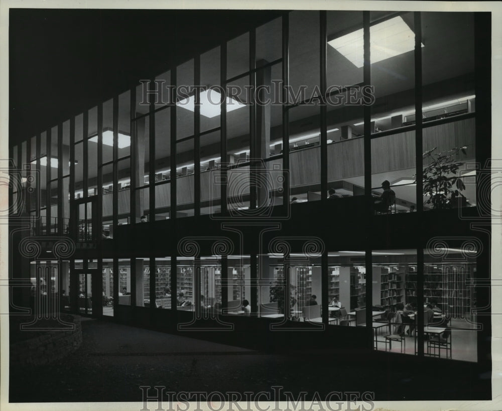 1963 Press Photo Students seen through the window wall of Beloit College library