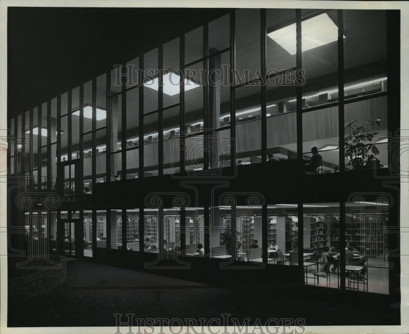 Load image into Gallery viewer, 1963 Press Photo Students seen through the window wall of Beloit College library
