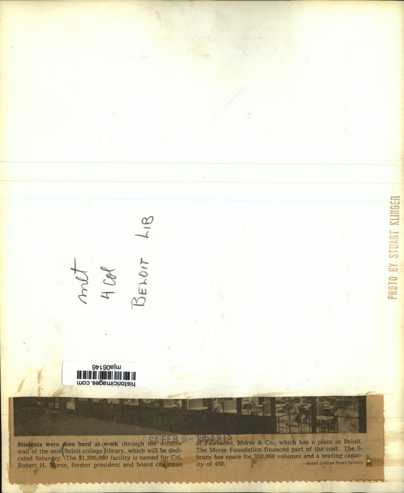 Load image into Gallery viewer, 1963 Press Photo Students seen through the window wall of Beloit College library
