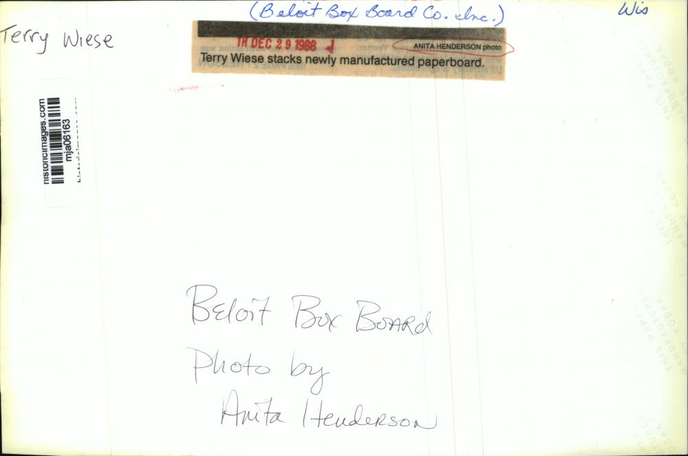 1968 Press Photo Terry Wiese stacks newly manufactured paperboard - mja06163